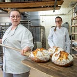 Die Lernende Olivia Zimmermann (vorne) mit ihrer Chefin und Chefexpertin Esther Wehren in der Backstube der Bäckerei Wehren in Weggis. (Bild: Boris Bürgisser, Weggis, 28. April 2020)