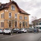 Die beiden alten Schulhäuser auf dem Wittenbacher Dorfhügel. (Bild; Ralph Ribi (5. November 2019))
