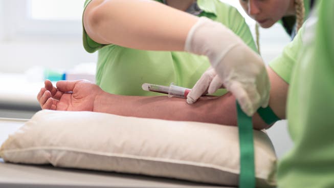 Eine angehende Fachfrau Gesundheit nimmt Blut ab: Eine praktische Arbeit im Rahmen der Lehrabschlussprüfung entfällt dieses Jahr. 
