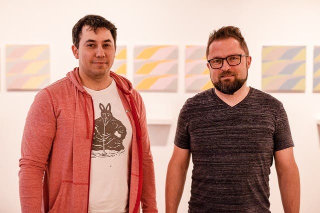 Reto Scheiber (rechts) zusammen mit Patrik Alvarez in der Ausstellung. 