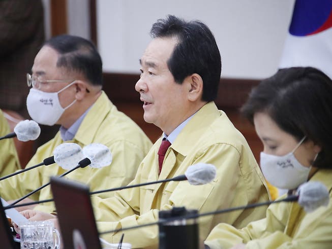 Südkorea verzeichnet erstmals seit Ausbruch der Coronakrise keine heimischen neu angesteckten Personen mehr. Im Bild der südkoreanische Premierminister Chung Sye-kyun (Mitte).