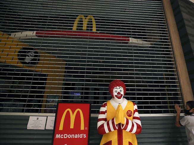 Die Corona-Pandemie hat das Geschäft von McDonalds im ersten Quartal stark beeinträchtigt.