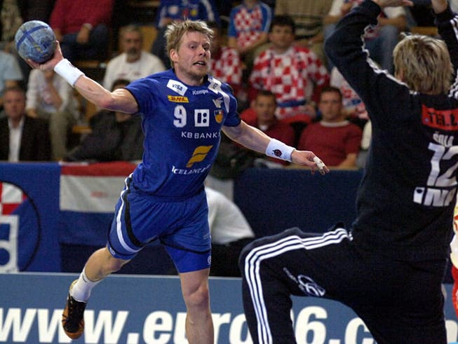Islands Legende Valur Sigurdsson (links) beim Abschluss