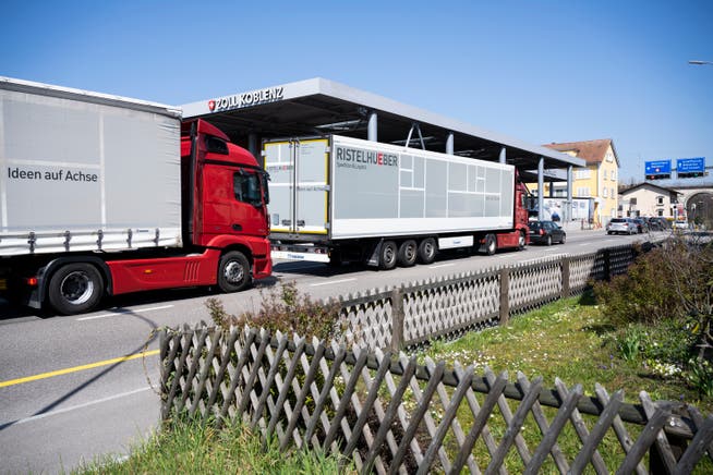 Lastwagen und Sattelschlepper, die versorgungsrelevante Güter transportieren, sind vom Sonntags- und Nachtfahrverbot weiterhin ausgenommen.