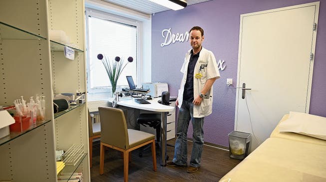 Raphael Tièche im Isolationszimmer der Gruppenpraxis, wo Patienten auf eine Infektion mit Sars-CoV-2 getestet werden.