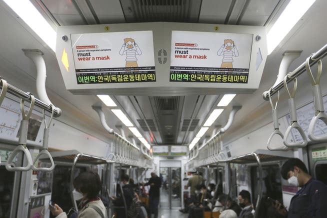 Aufruf zum Tragen von Gesichtsmasken in der U-Bahn in Südkoreas Hauptstadt Seoul.