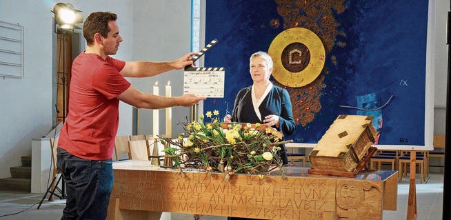 Filmer Damian Imhof bei den Aufzeichnungen des Ostergottesdiensts von Verena Hubmann in der Kirche Teufen.