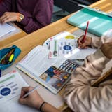 Das neue Lehrmittel für Hauswirtschaft, das WAH-Buch, wird von einer Schulklasse im Schulhaus Hubelmatt Luzern während des Unterrichts verwendet am Freitag, 27. September 2019. (Philipp Schmidli / PHILIPP SCHMIDLI | Fotografie)