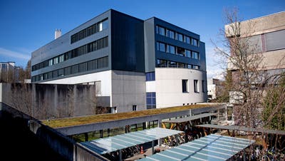 Blick auf das aufgestockte Tumorzentrum am Luzerner Kantonsspital. (Bild: Corinne Glanzmann (Luzern, 4. März 2020))