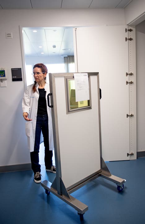 Marisol Pérez, ärztliche Leiterin der nuklearmedizinischen Therapiestation, mit einer Bleiwand, die für Besprechungen mit Patienten dieser Station verwendet wird.