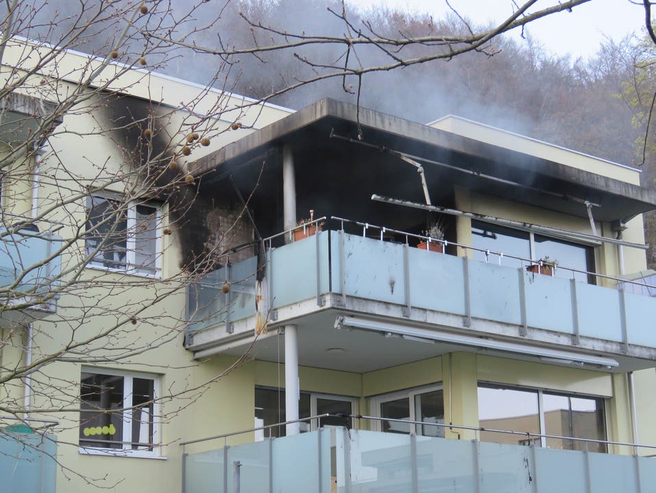 Brugg-Lauffohr AG, 5.April: Ein Gasgrill in Betrieb löste im dritten Stock eines Mehrfamilienhauses einen Balkonbrand aus.