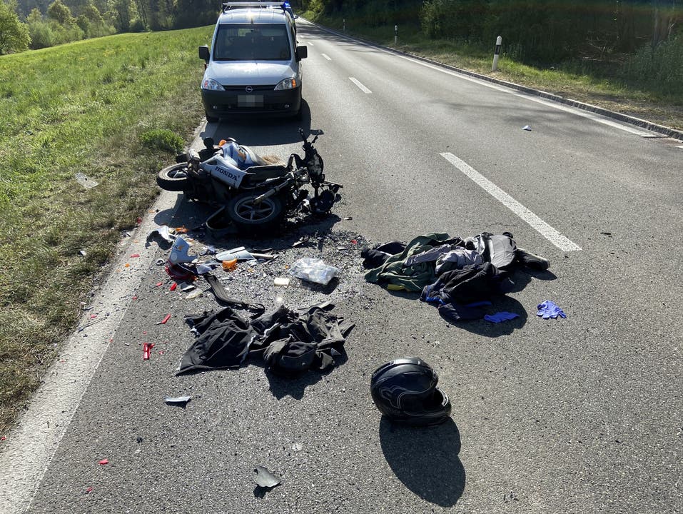 Holziken AG, 15. April: Auf der Hauptstrasse zwischen Safenwil und Holziken kam es zu einem schweren Auffahrunfall zwischen einem Rollerfahrer und einem Autofahrer.