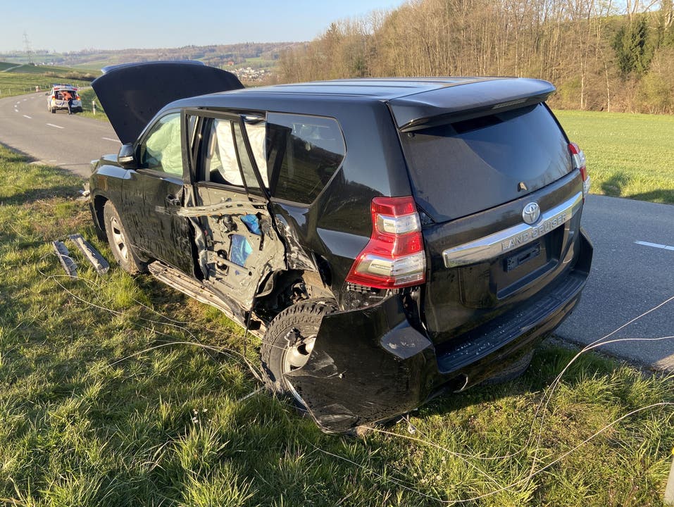 Lengnau AG, 2. April: Zwei Autos stiessen ausserorts heftig zusammen. Verletzt wurde niemand. Es entstand grosser Sachschaden.
