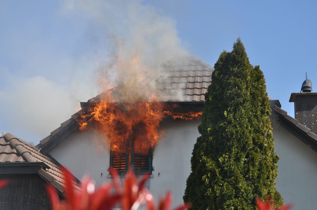 Lohn-Ammannsegg SO, 06. April: In einem Einfamilienhaus in Lohn-Ammannsegg kam es am Montagmittag zu einem Brand. Verletzt wurde niemand. Der Sachschaden beträgt mehrere 10'000 Franken.