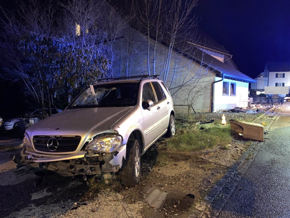 Wittnau AG, 5. April: Ein Autofahrer kam in angetrunkenem Zustand von der Fahrbahn ab. Sein Fahrzeug kollidierte mit einer Baustellenabschrankung, mit einem Steinbrunnen und einem Hydranten.