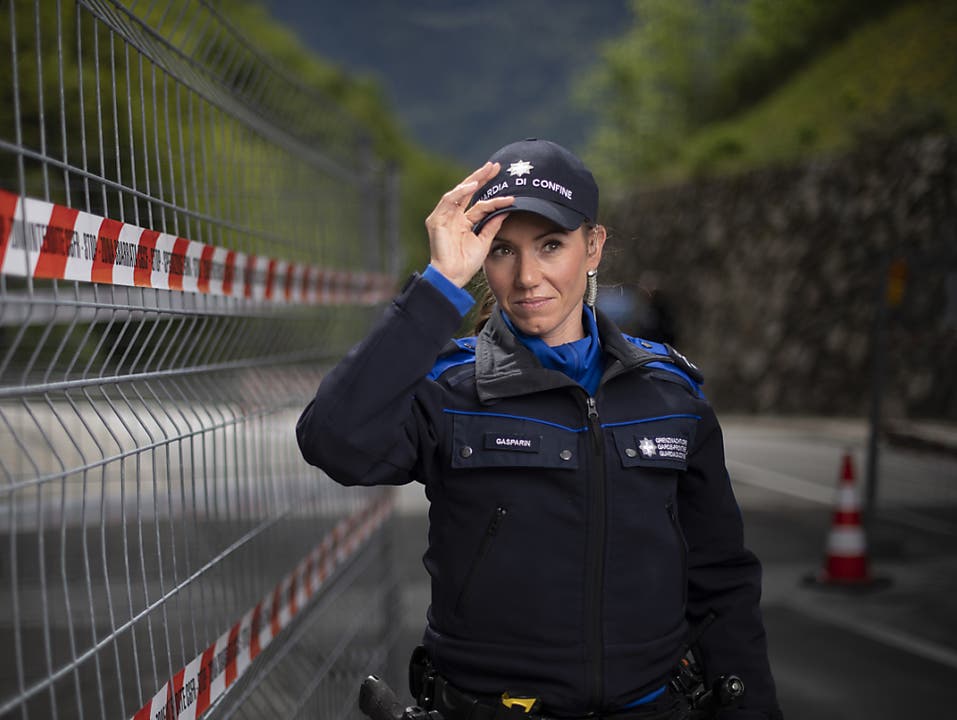 Biathletin Selina Gasparin am neu errichteten Grenzzaun zu Italien