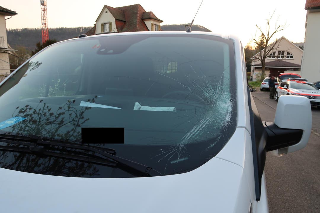 Liestal BL, 07. April: Ein Radfahrer kollidierte am Dienstagmorgen frontal mit einem Lieferwagen und verletzte sich dabei.