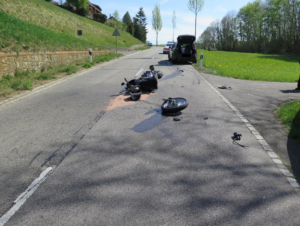 Anwil BL, 16. April: Ein Motorrad kollidiert mit einem Auto und einem Postauto. Personen wurden keine verletzt.