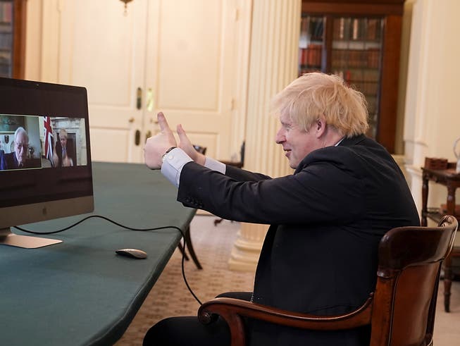 Der britische Premierminister Boris Johnson während einer Videokonferenz mit Weltkriegs-Veteranen im Kabinettszimmer des Regierungssitzes in London.