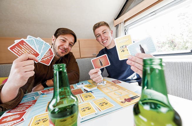 Die Studenten Luca Palmisano und Tim Van der Linden aus Diessenhofen mit ihrem Trink-/Kartenspiel.