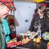 Eine Bezügerin erhält in der Restessbar in Frauenfeld Lebensmittel von einer freiwilligen Helferin. ((Bild: Andrea Stalder, 11. Februar 2020))