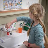 Händewaschen, regelmässig und richtig: Nicht nur die Lehrerinnen und Lehrer, auch Plakate erinnern die Schulkinder daran. (Bild: Ralph Ribi)