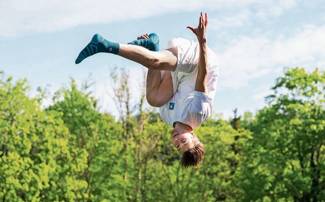 Ein Kürzest-Training auf dem Trampolin bei sich zu Hause. David Hablützel zeigt dem Fotografen einige Saltos – und trägt seine eigenen Socken.