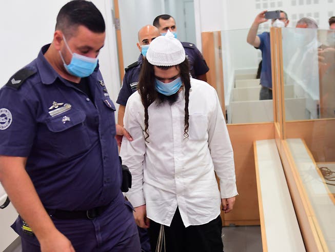 Amiram Ben-Uliel, israelischer Rechtsaktivist, kommt zur Urteilsverkündung in ein Bezirksgericht in Lod. Fünf Jahre nach einem tödlichen Brandanschlag auf eine Palästinenserfamilie hat ein israelisches Gericht den Hauptverdächtigen schuldig gesprochen. Foto: Avshalom Sassoni/Maariv POOL/AP/dpa