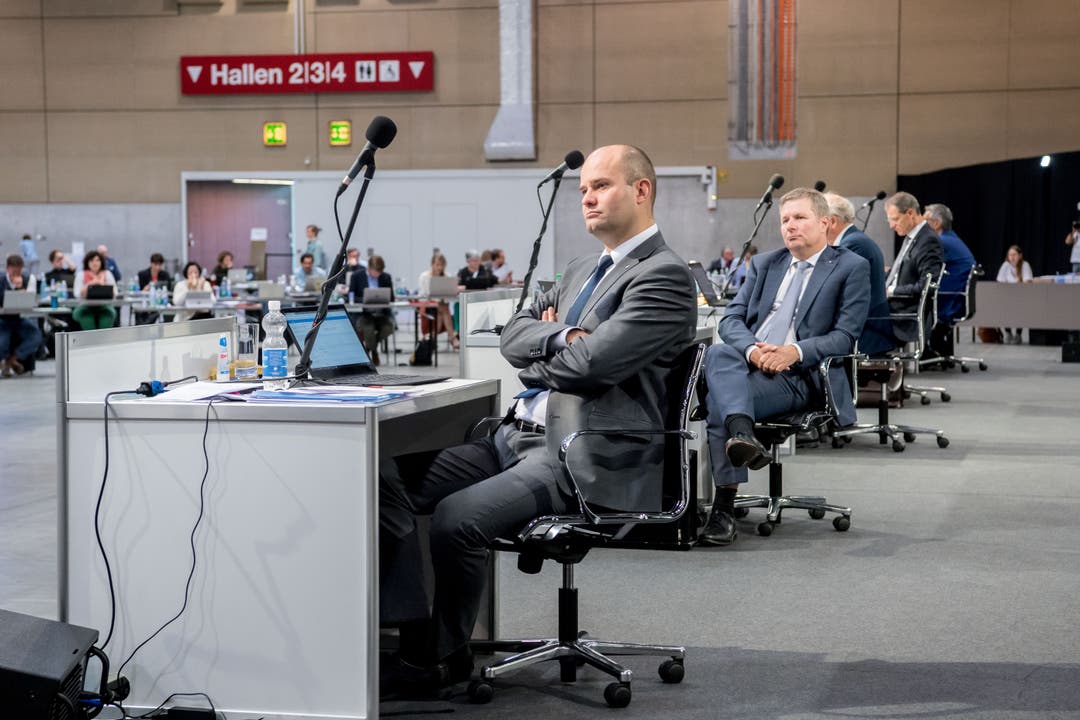 Die Regierungsräte Fabian Peter (FDP, links) und Marcel Schwerzmann (parteilos) verfolgen die Rede.
