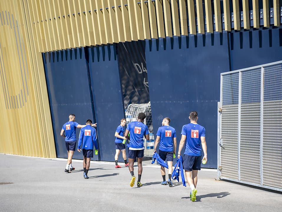 Die Spieler des FC Luzern auf dem Weg ins Stadion