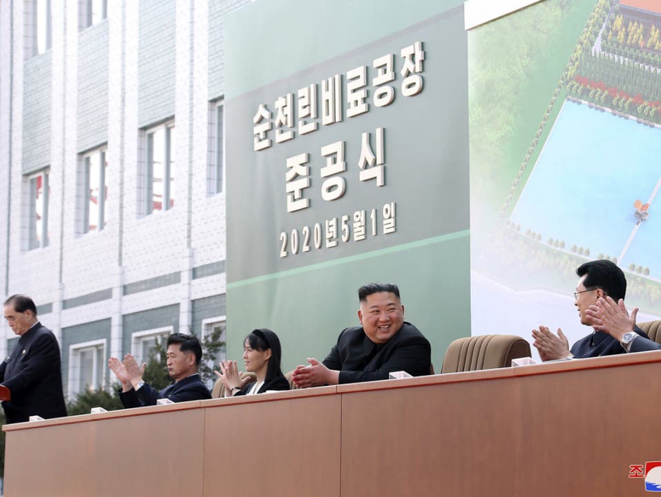 Nordkoreas Staatsmedien: Kim Jong Un bei der Einweihung einer Düngemittelfabrik am 1. Mai.