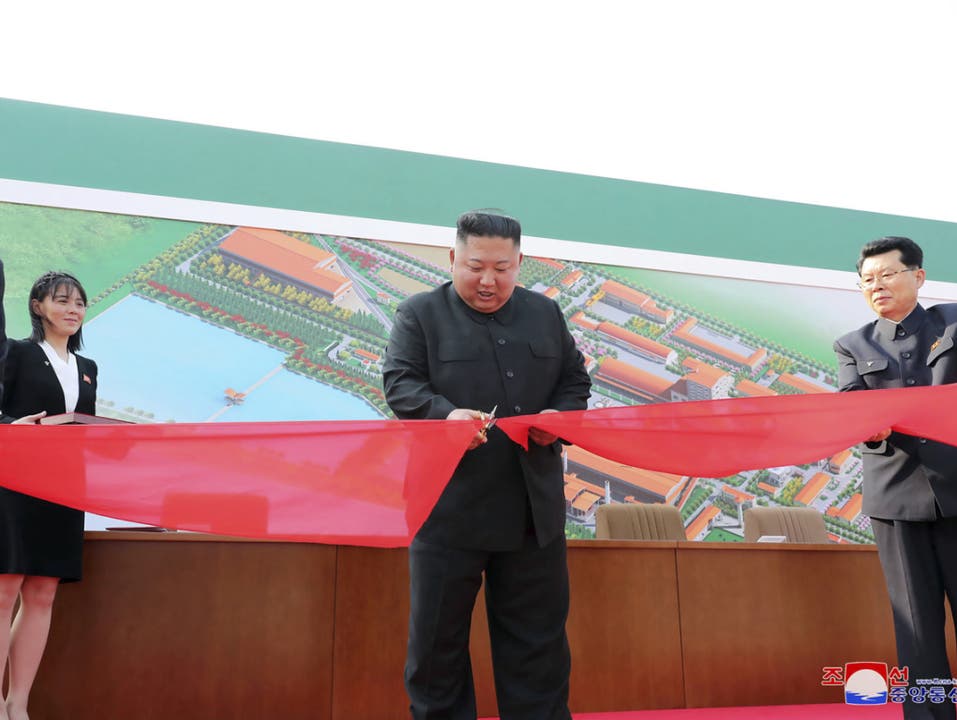 Der nordkoreanische Diktator soll am 1. Mai eine Fabrik eröffnet haben - wie Bilder der Staatsmedien am Samstag verbreiten.