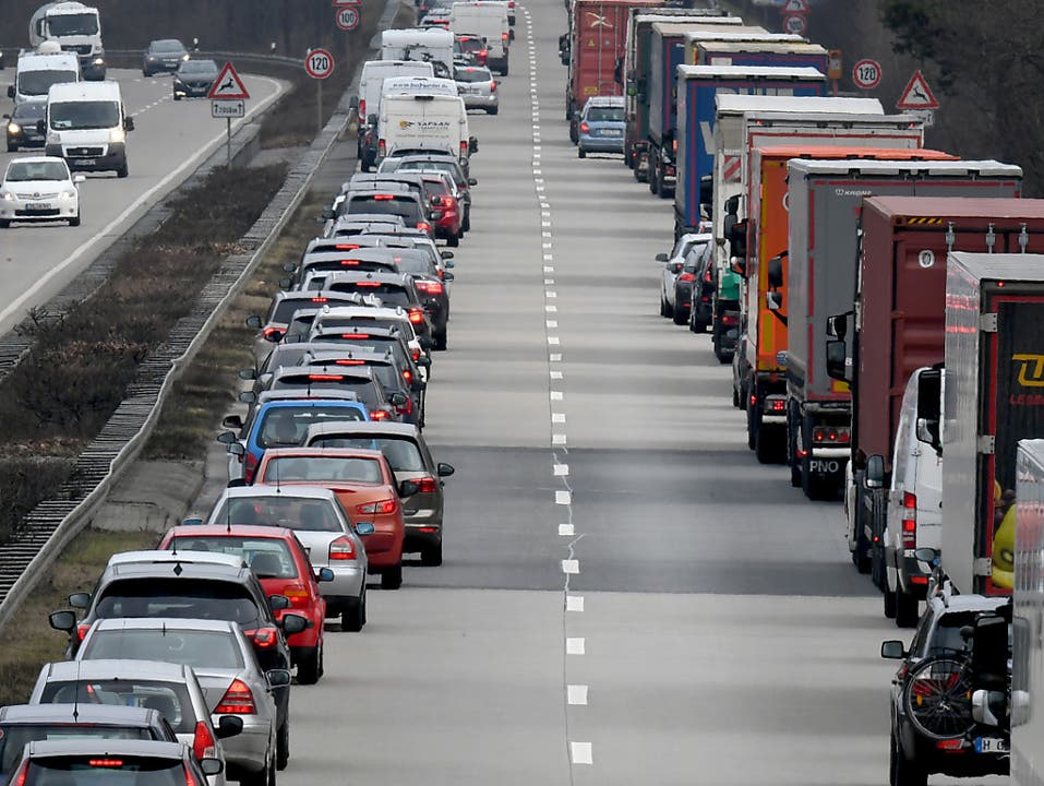 Rettungsgasse auf einer deutschen Autobahn in Niedersachsen, Deutschland: Wer in der Schweiz die Bildung einer solchen verhindert, wird ab kommendem Jahr gebüsst.