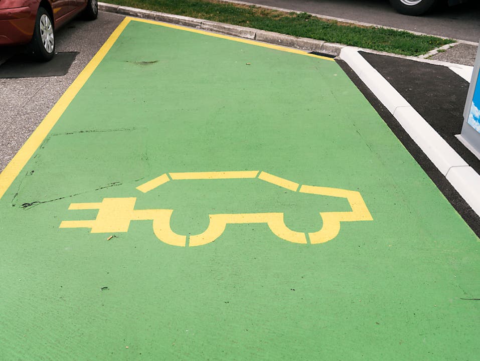 Parkplätze mit Ladestationen für E-Autos können ab 2021 grün markiert werden.