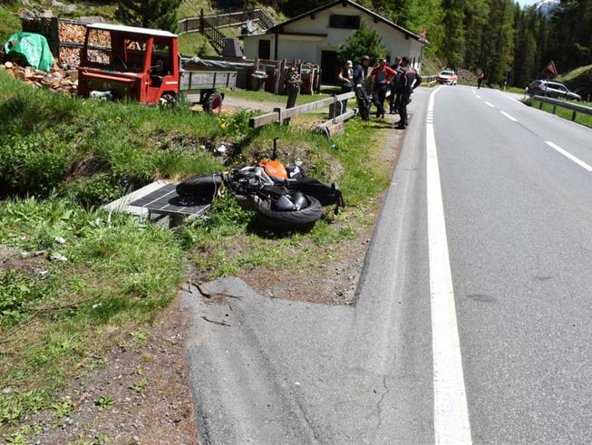 Ende einer Motorradfahrt auf der Flüelastrasse bei Susch in Graubünden mit einer verletzten Frau (Kapo Graubünden).