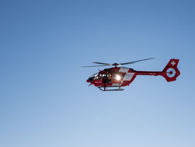 Ein Rega-Helikopter flog den beim Autounfall verletzten Beifahrer vom Jaunpass in ein Spital.