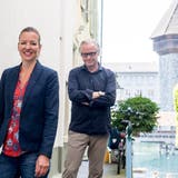 Abklatsch auf Distanz im OK-Präsidium des Stadtfestes Luzern: Nicole Reisinger (links) übernimmt von Corinne Imbach. (Bild: PD)
