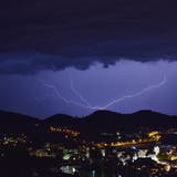 Ein Blitzeinschlag an besagtem Samstagabend, hier in Herisau. Einer der nächsten Blitze stiess durch unser Dach in Goldach. (Leserbild: Michael Haeberli)