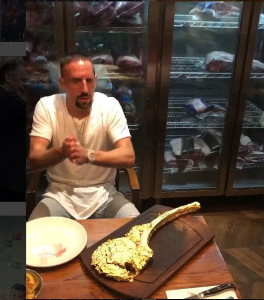 Franck Ribéry und das Goldsteak in Dubai. Das Bild wurde zum Symbol der Fussballer-Dekadenz.