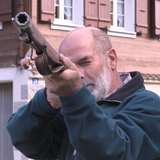 Hans Infanger besitzt das Gewehr, mit dem sein Ur-Ur-Grossvater vor 200 Jahren den letzten Bär im Isenthal erlegt hat. (Screenshot: Sqwiss-Video)