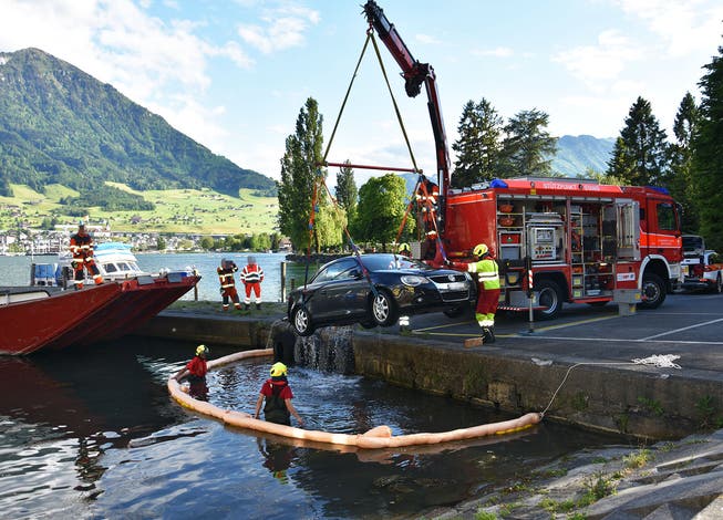 Das Auto wird von der Feuerwehr aus dem Wasser gezogen. 