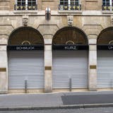 Uhren- und Schmuckgeschäfte wie hier in Basel waren geschlossen. In anderen Ländern sind die Läden teils noch immer zu. (Georgios Kefalas / KEYSTONE)