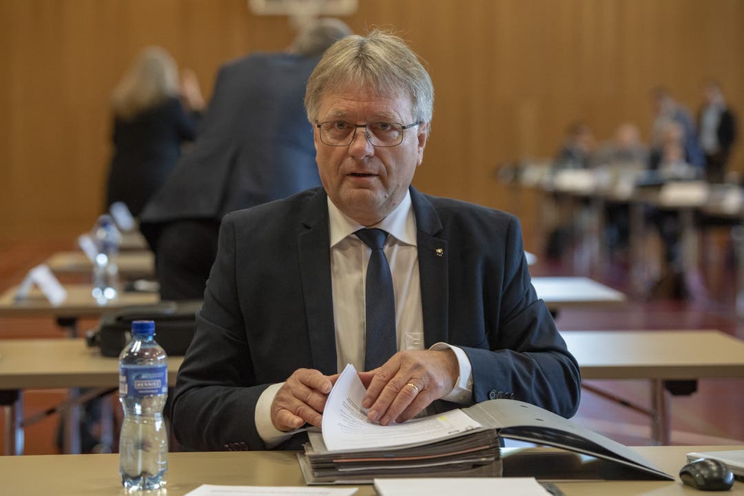 Regierungsrat Josef Niederberger blättert in seinen Unterlagen.