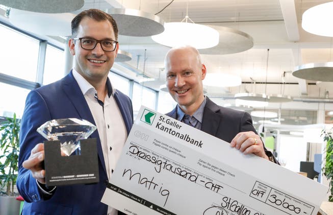 Die Matriq AG gewinnt den «Startfeld Diamant»: Klaus Dietrich, Mitgründer und Technologiechef (links), und André Bernard, Mitgründer und CEO zeigen ihre Freude und den Preis. 