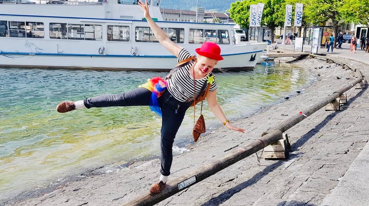 Die Luzerner Clownin Daniela Vogel macht «e chli Seich» und tanzt in der Demenzabteilung