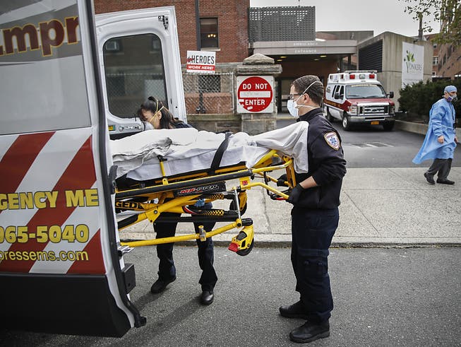 Ein Corona-Patient wird in Yonkers im Bundesstaat New York in eine Ambulanz verladen. Es liegen immer weniger Menschen wegen Covid-19 in den Spitälern.