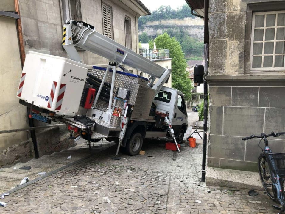 Freiburg FR, 13. Mai: Ein Lastwagen mit einem Arbeitskorb an einem Kran ist von seinen Stützfüssen und 16 Meter eine Gasse hinunter gerutscht. Dabei beschädigte das Gefährt Hausfassaden. Verletzt wurde niemand.