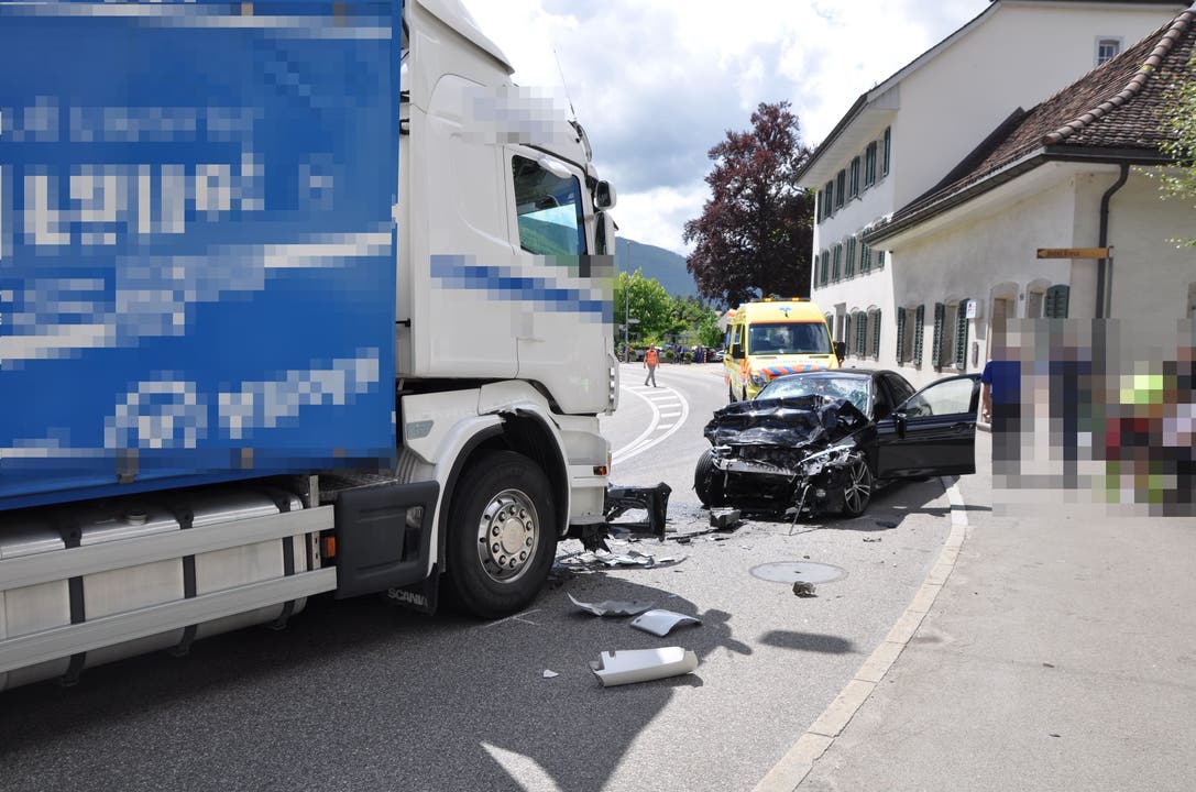 Balsthal SO, 4.Mai: Ein Autolenker prallt auf der Gegenfahrbahn frontal in einen Lastwagen.