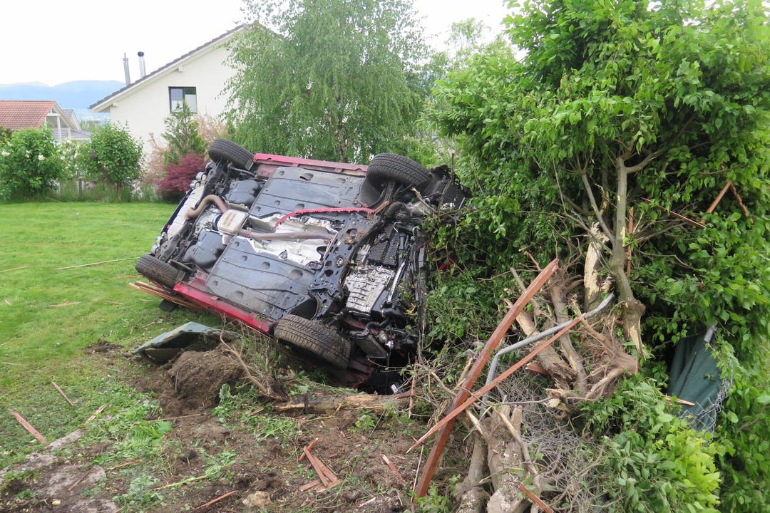 Röschenz BL, 8. Mai: Der Lenker dieses Autos muss nach dem Selbstunfall leicht verletzt ins Spital gebracht werden (...)