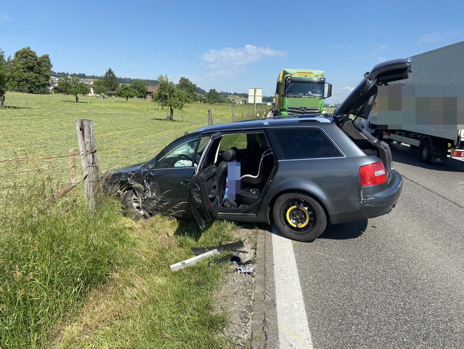 Villmergen AG, 28. Mai: Ein Automobilist hantiert am Radio und kollidiert mit einem entgegenkommenden Lastwagen.